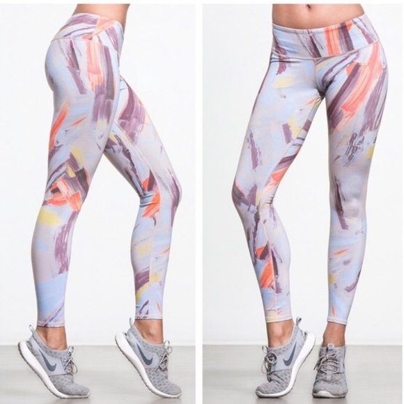 Alo Yoga Airbrush Legging in Modernist Multi - Picture 7 of 9